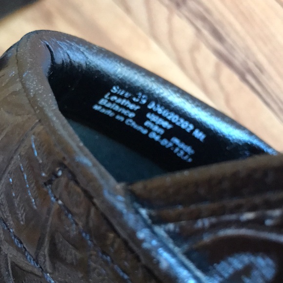 Dansko 39 pro tooled leather embossed floral pattern black stapled 2” clogs GUC - Picture 3 of 14